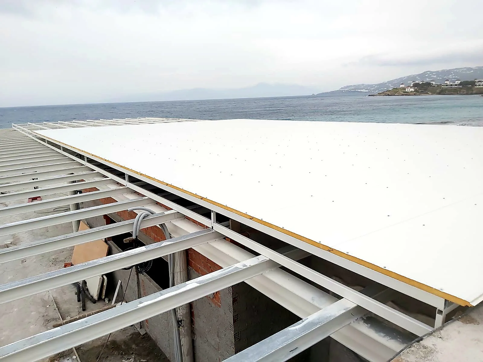 Σιδηροκατασκευές που αντέχουν τον αέρα και την αλμύρα του Αιγαίου.